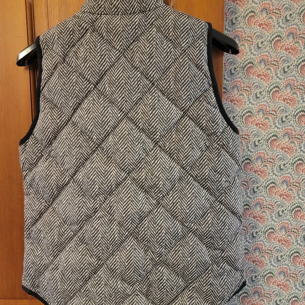 J. Crew Excursion Quilted Herringbone Puffer Vest Black White Size XS - Picture 6 of 11